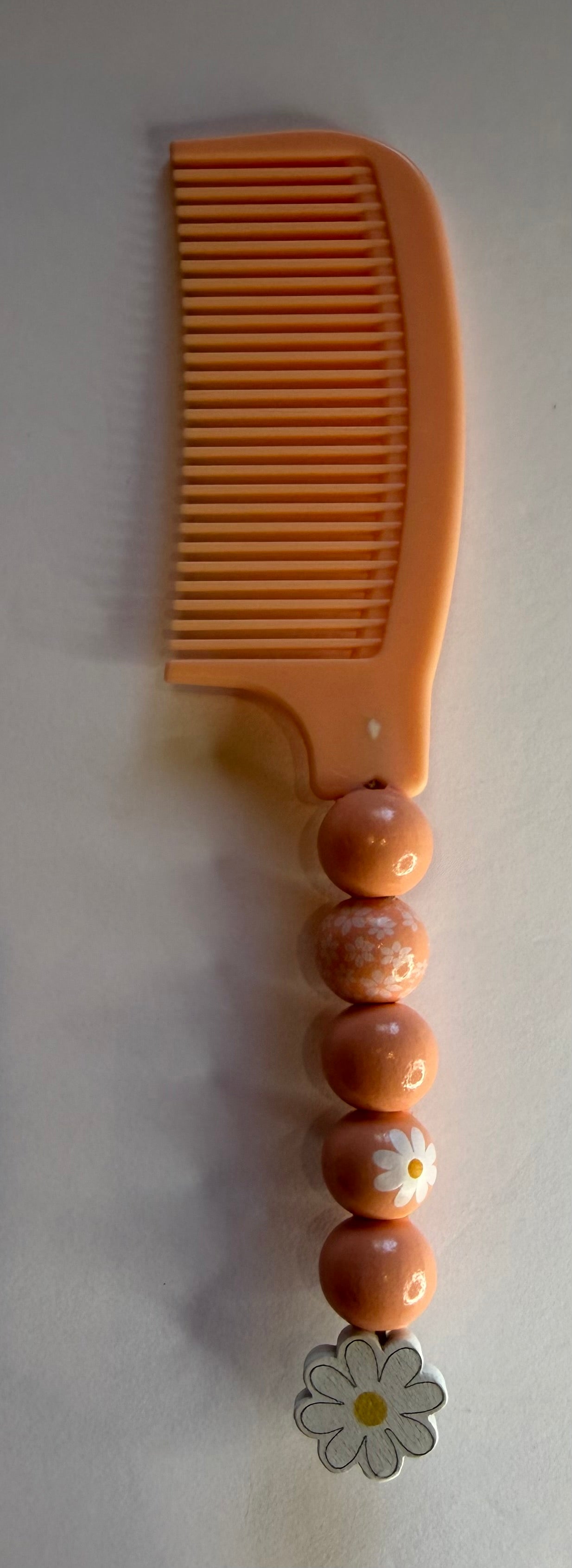 Peach beaded comb with daisy print bead and silver daisy charm